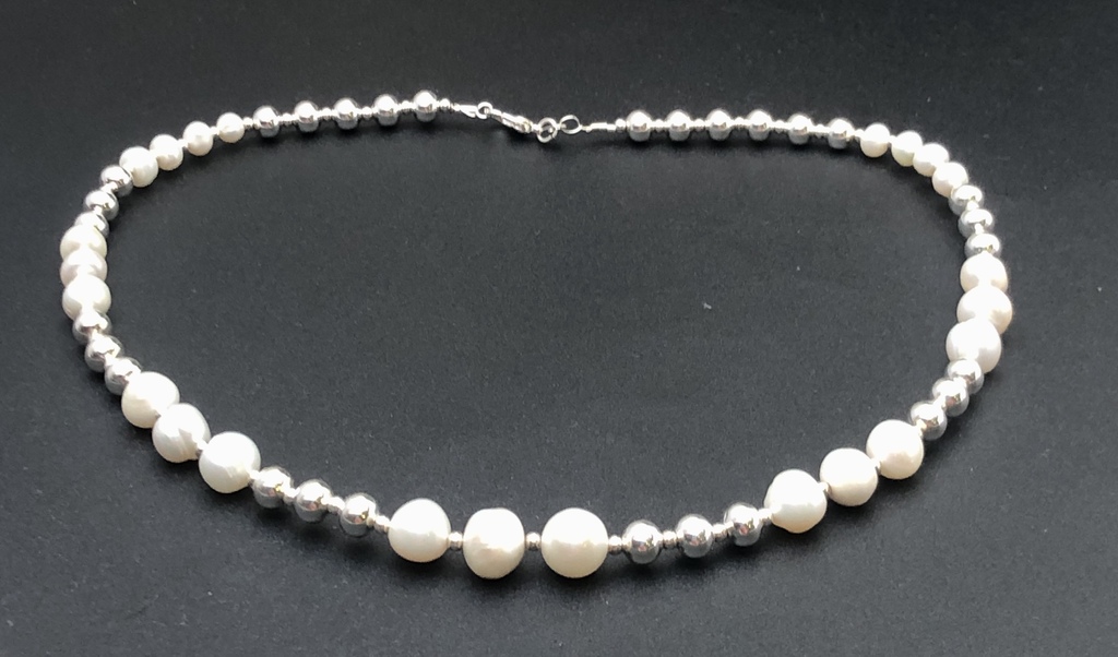 Silver necklace with natural pearls