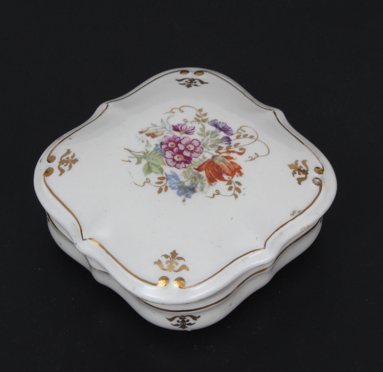 Porcelain cchest/box with lid