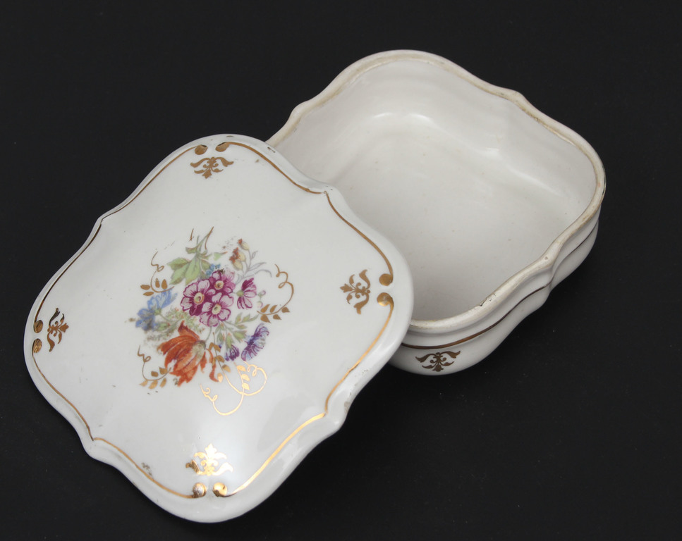 Porcelain cchest/box with lid