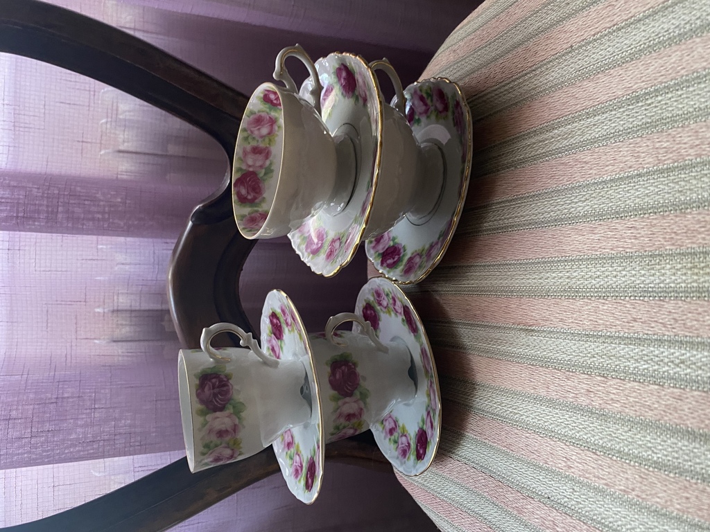 Фарфоровые чашки и блюдца Bavaria Bareuther Waldsassen и фарфоровые чашки и блюдца Schwarzenhammer с красивым рисунком в виде розы