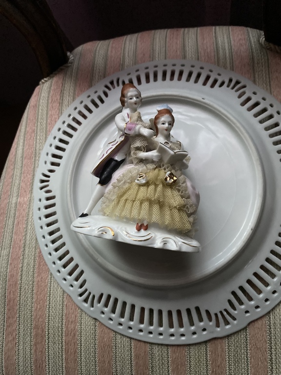Сделано в Германии, фарфоровая фигурка, выполненная в красивом дизайне, и фарфоровая тарелка Schwarzenhammer, красивая расписная сервировочная тарелка.
