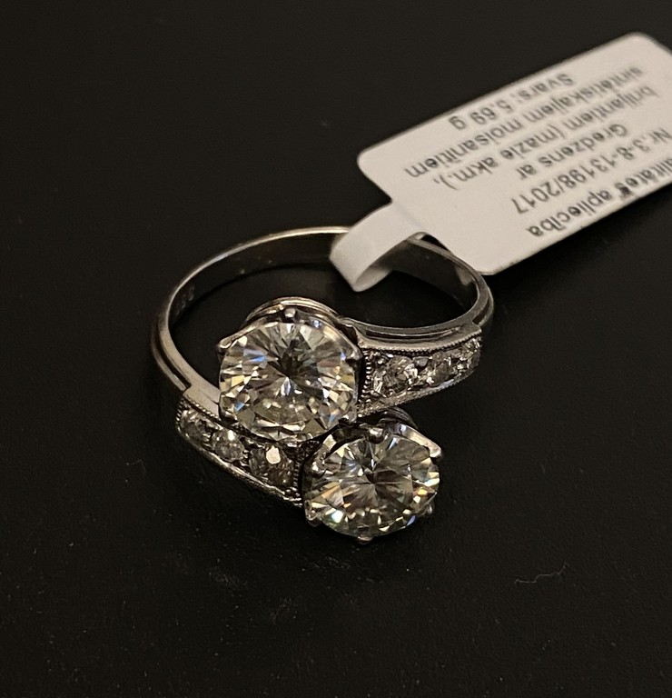 Платиновое кольцо с бриллиантами и синтетическими муассанитами