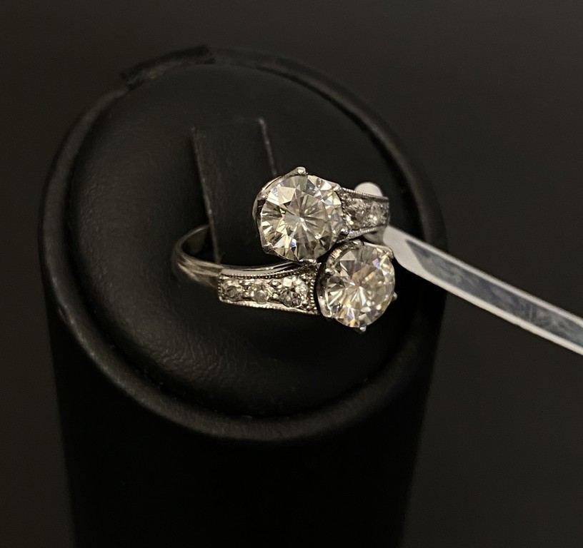 Платиновое кольцо с бриллиантами и синтетическими муассанитами