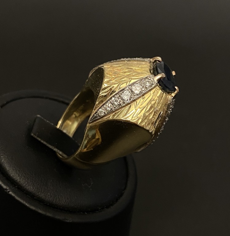 Золотое кольцо с сапфиром (корундом) и бриллиантами