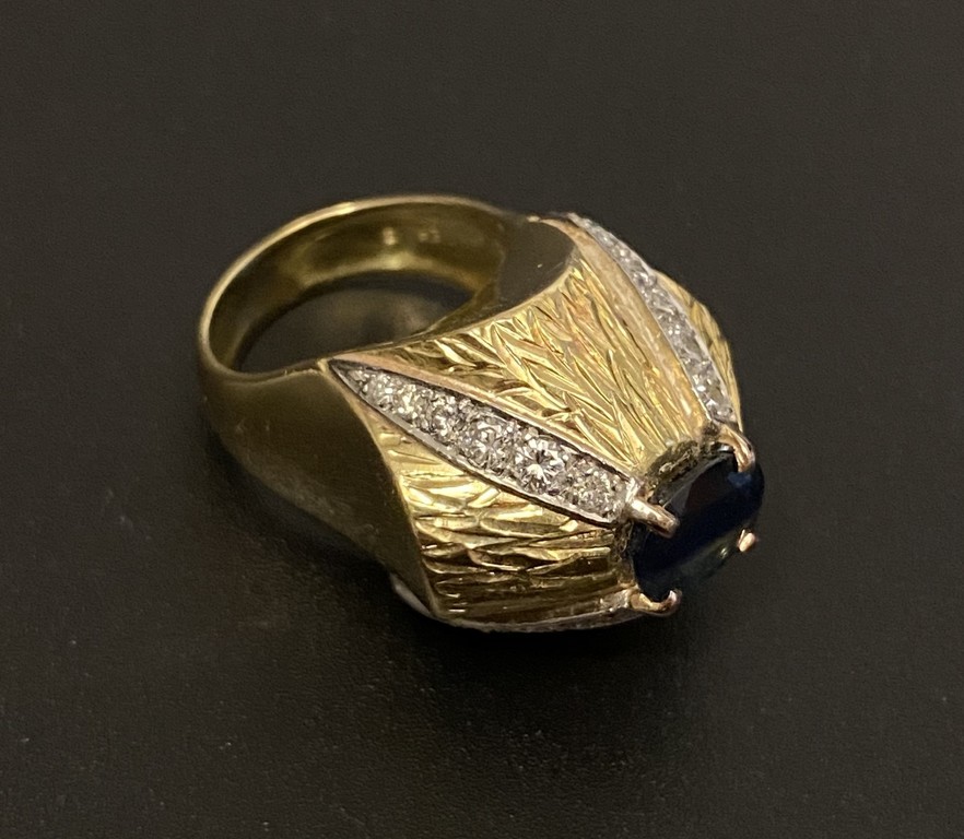 Zelta gredzens ar safīru(korundu) un briljantiem