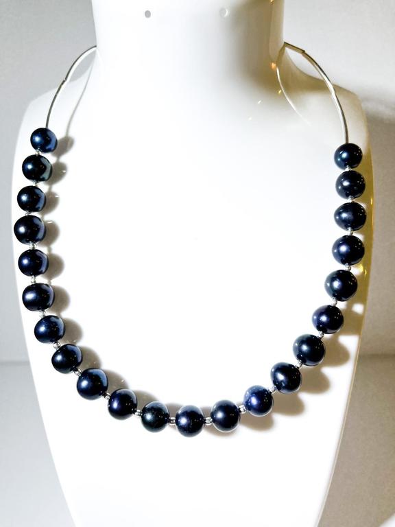 Melno Tahiti pērļu kaklarota ar sudraba elementiem un aizdari. Pērles izmērs 9-10mm