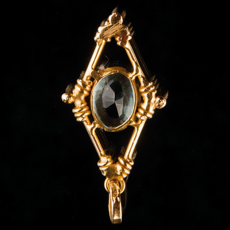 Gold pendant with aquamarine