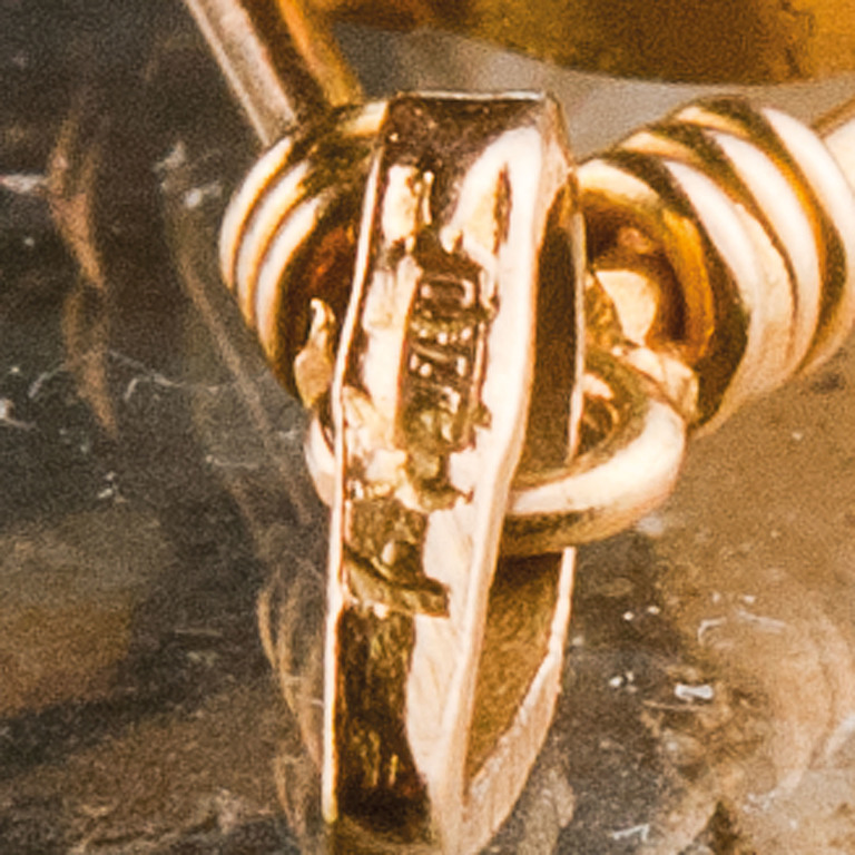 Gold pendant with aquamarine