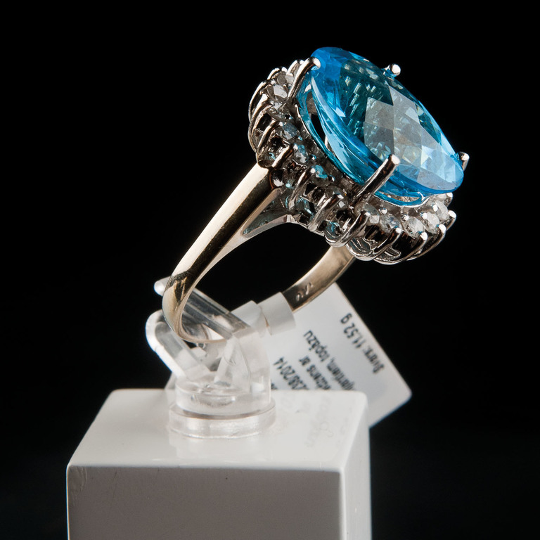Golden ring with diamonds and topaz