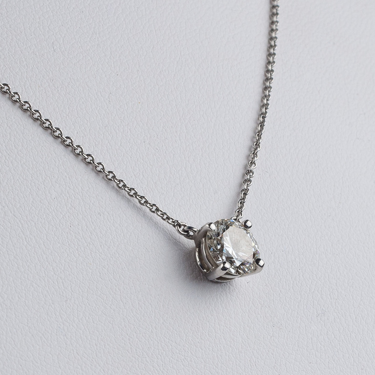 Platinum necklace with diamond