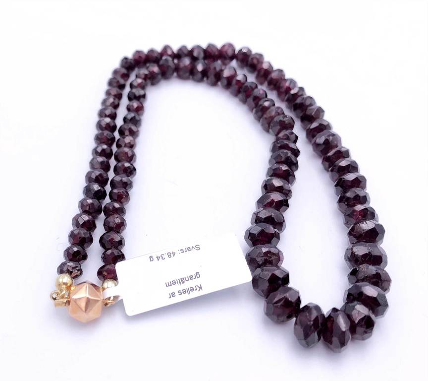 High-quality Bohemian garnet beads with a gold clasp