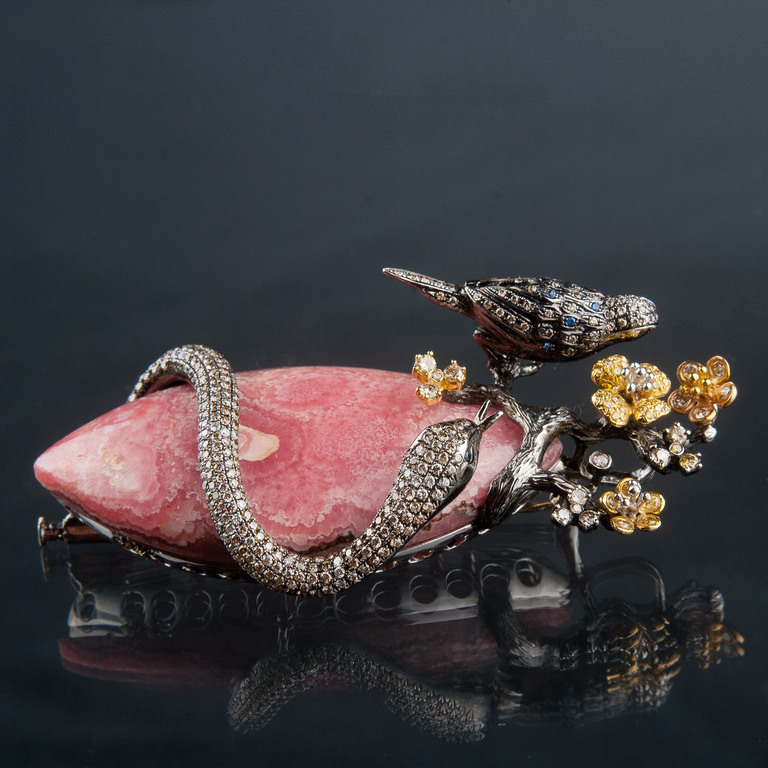 Gold brooch with diamonds and Rodohrosite