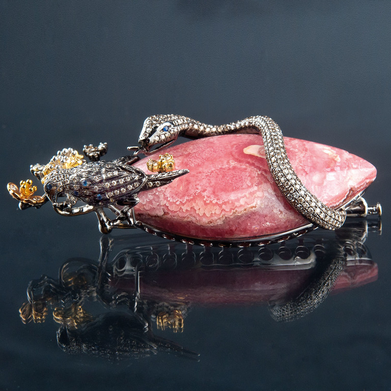 Gold brooch with diamonds and Rodohrosite