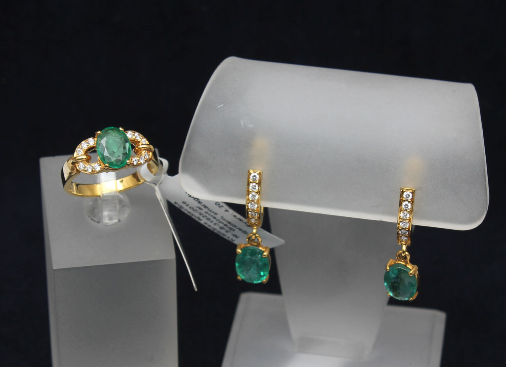 Gold jewelry set with emeralds
