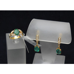 Gold jewelry set with emeralds
