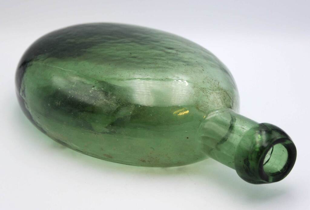 Стеклянная бутылка зеленого цвета