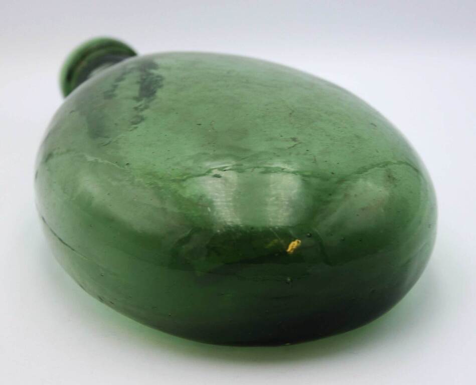 Стеклянная бутылка зеленого цвета