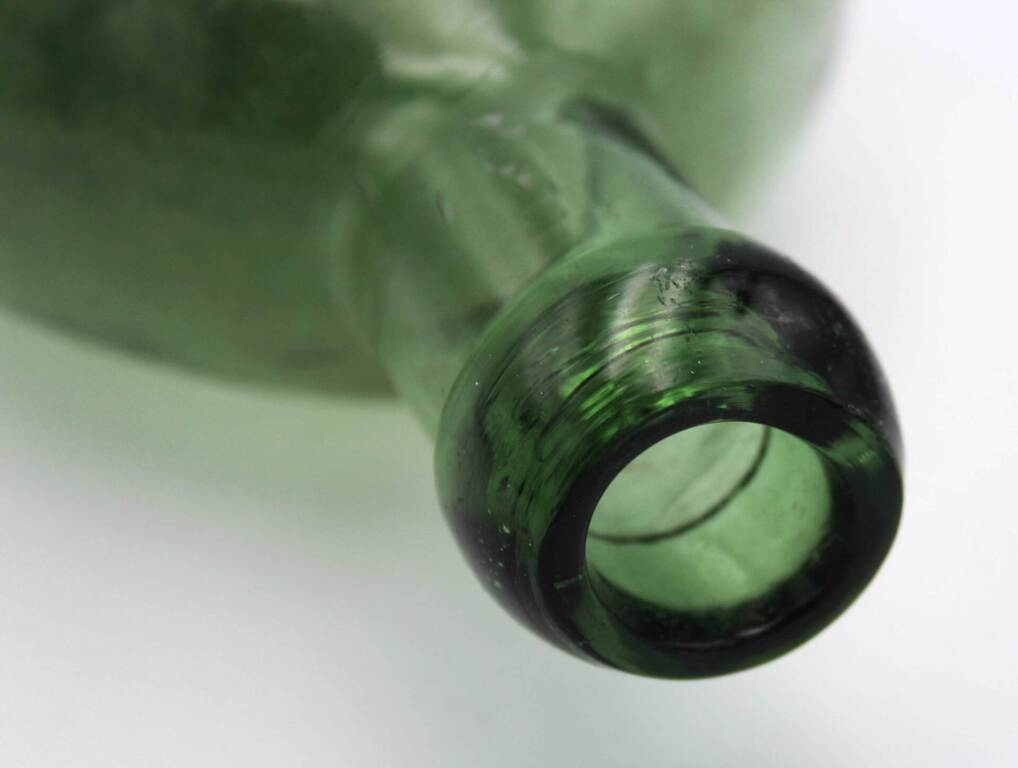 Zaļas krāsas stikla pudele
