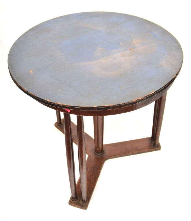Круглый стол из красного дерева