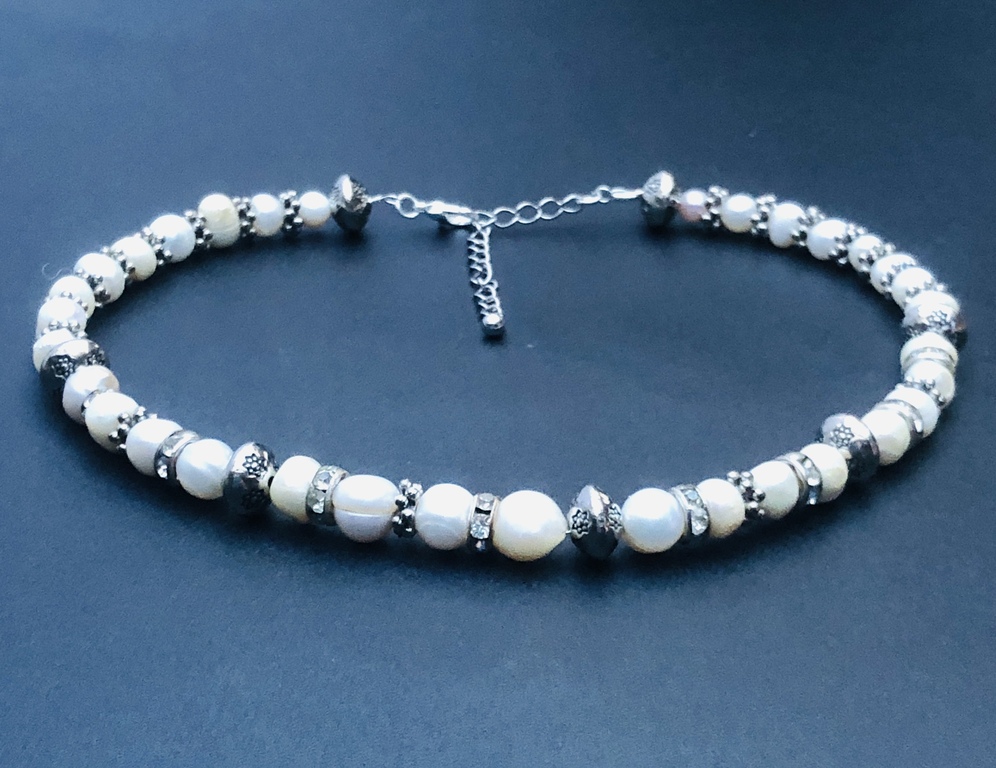 Natural pearl necklace with other metal elements
