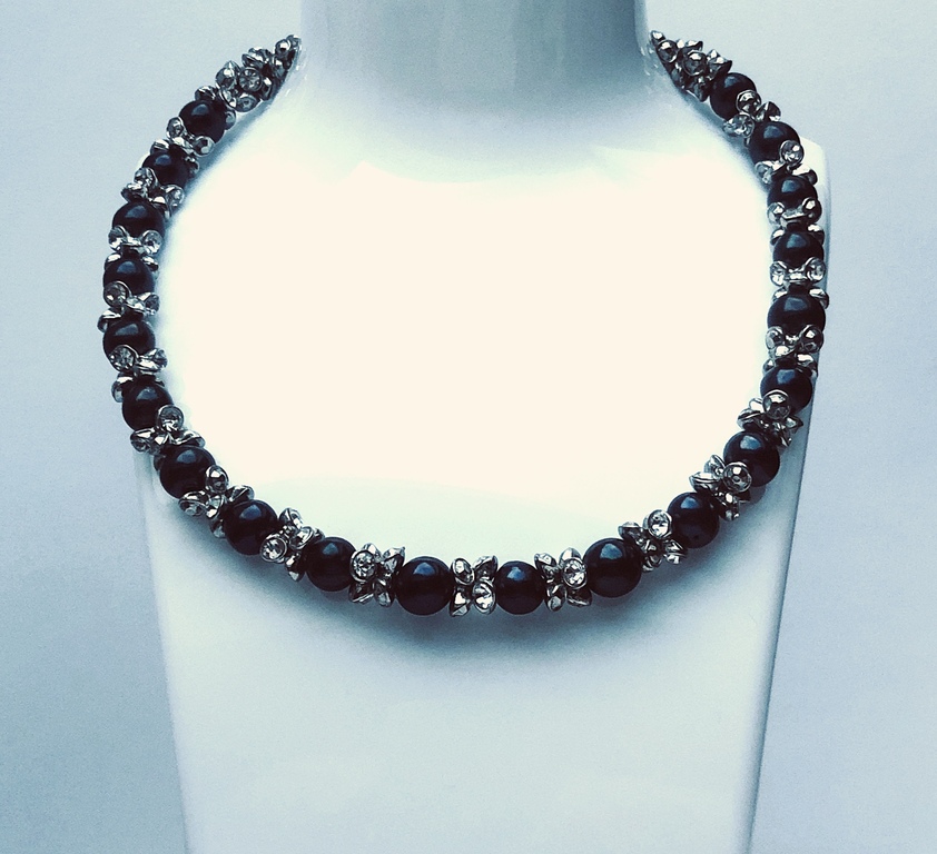 Black natural pearl necklace with other metal elements
