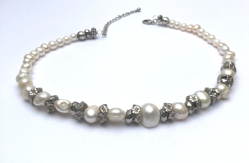 Rustic Pearls Natural pearl necklace with other metal elements