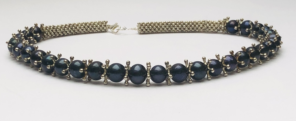 Ожерелье из натурального черного жемчуга с другими металлическими элементами