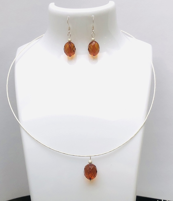 Silver necklace and earrings. Natural amber with diamond cut.