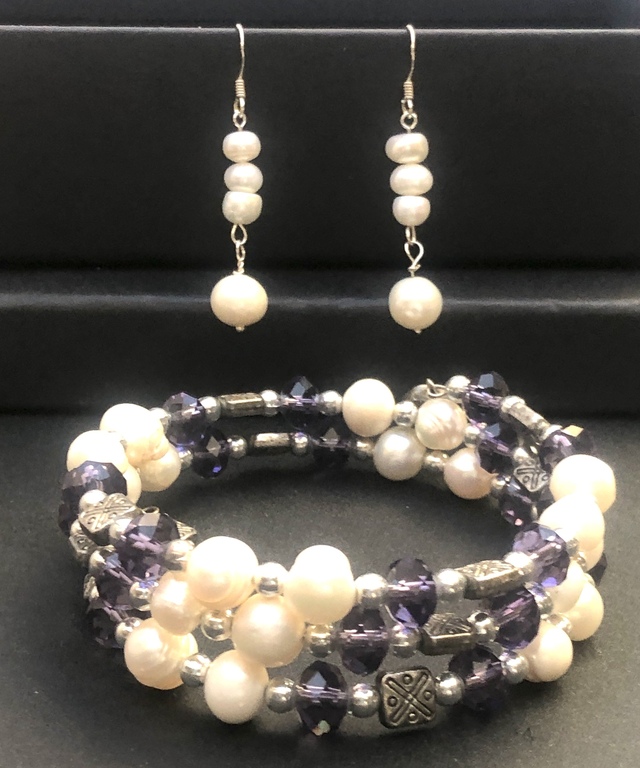 Bracelet with natural pearls and other materials; Silver earrings with natural pearls