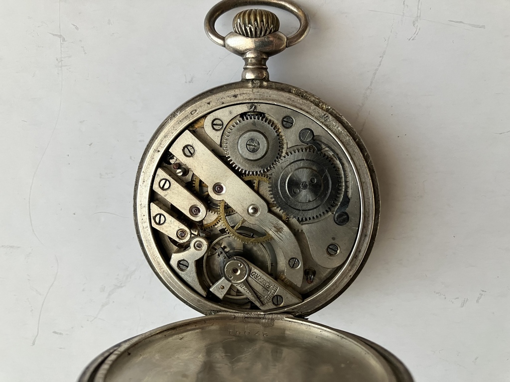 Серебряные карманные часы