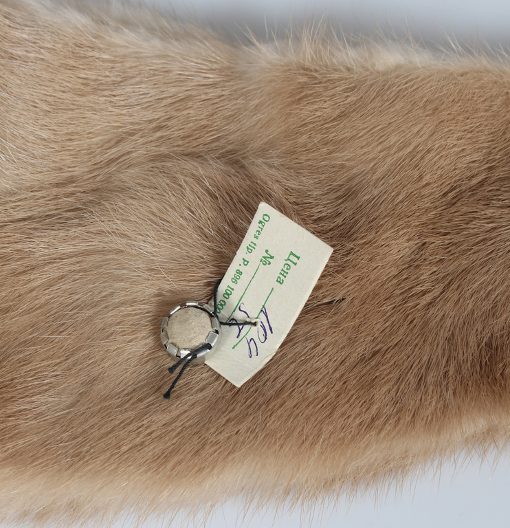 Fur collar with tag