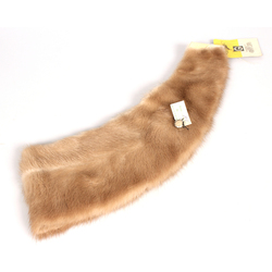 Fur collar with tag