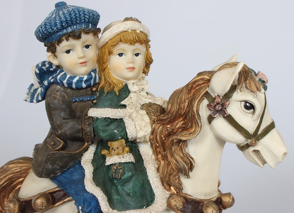 Porcelāna kompozīcija ''Zirgs ar bērniem''