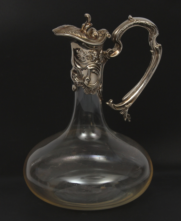 Wine decanter with silver-plated metal finish