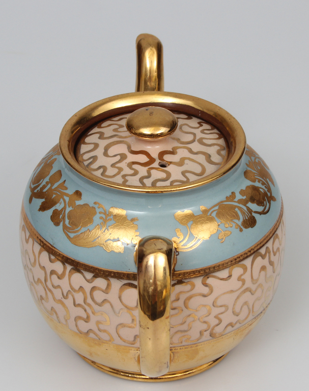 Ceramic teapot with lid