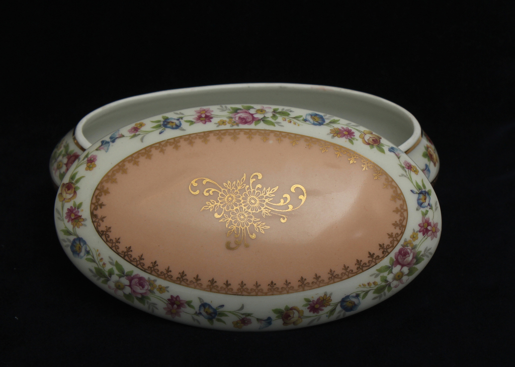 Porcelain box/chest with a lid  ''Flowers''