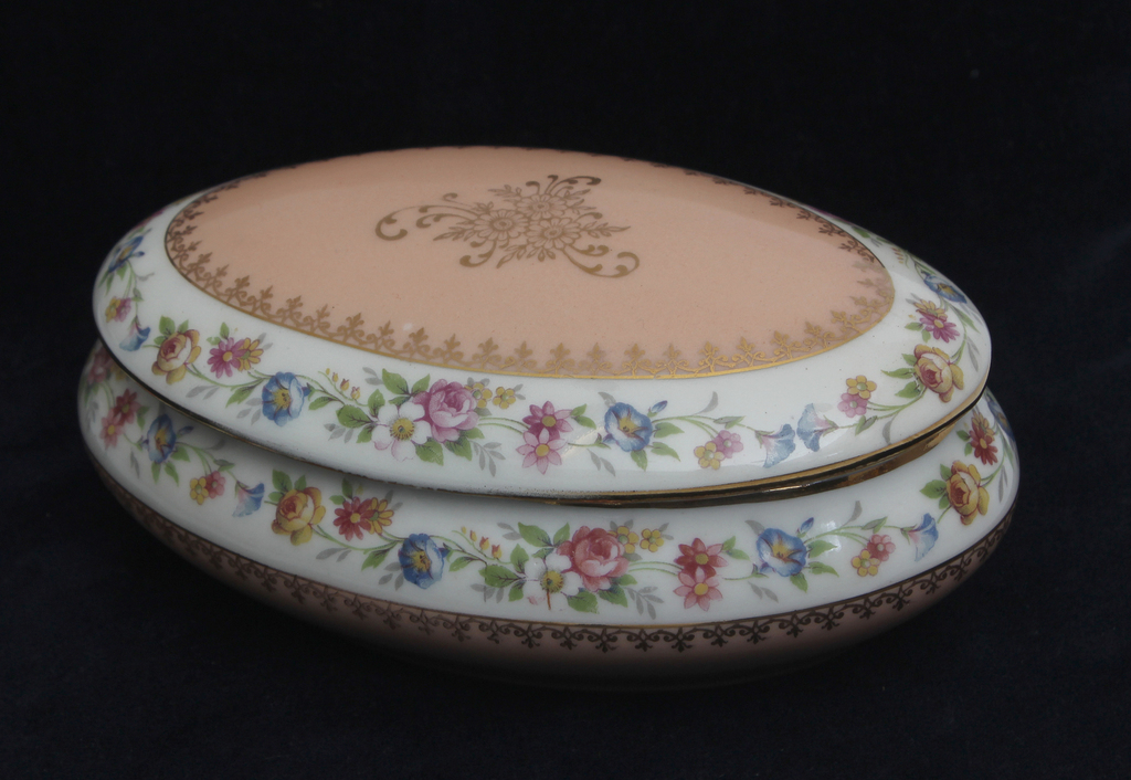 Porcelain box/chest with a lid  ''Flowers''