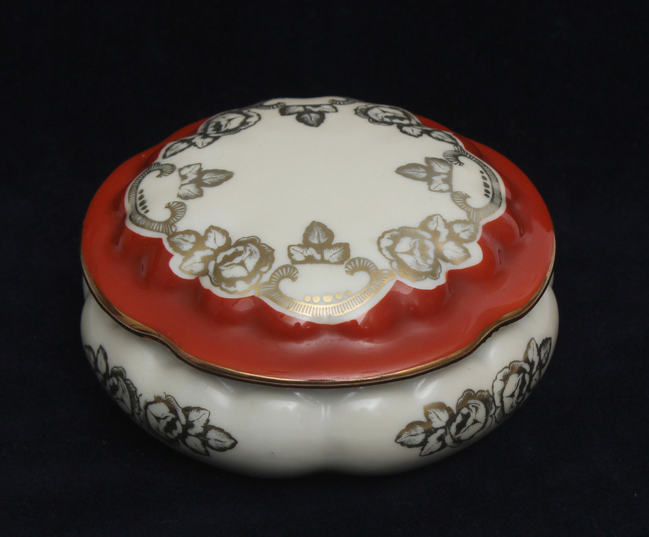 Porcelain box/chest with lid