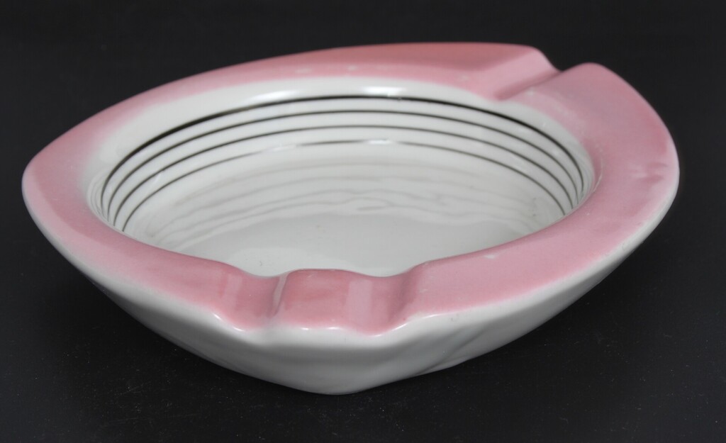 Porcelāna pelnutrauks ar rozā maliņu