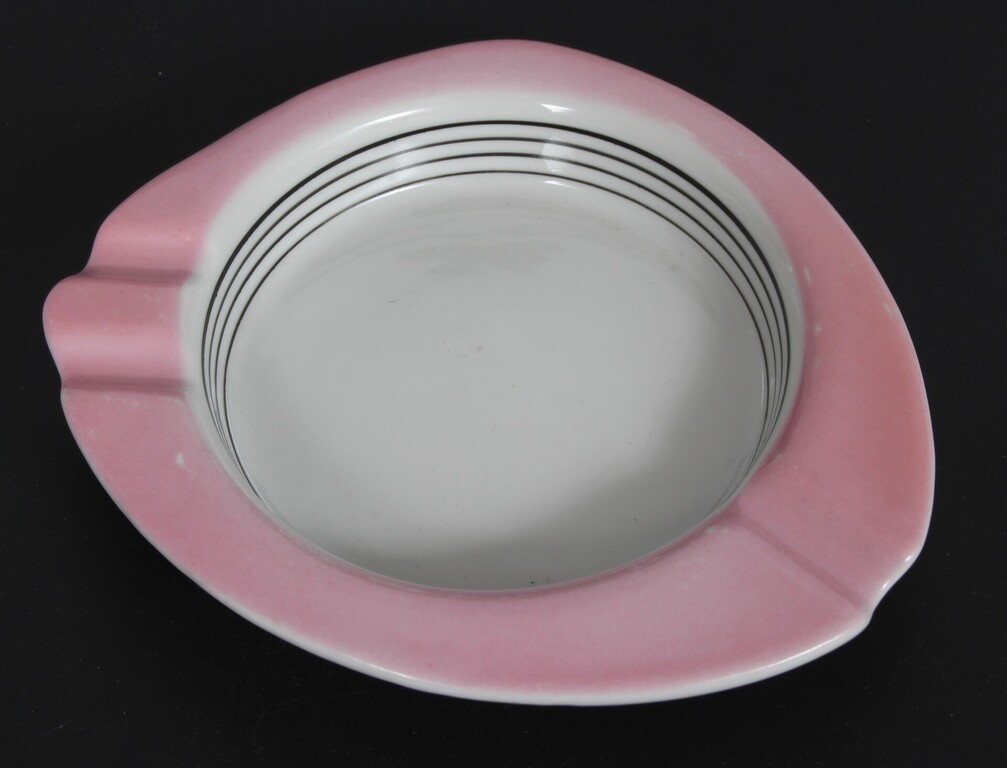 Porcelāna pelnutrauks ar rozā maliņu