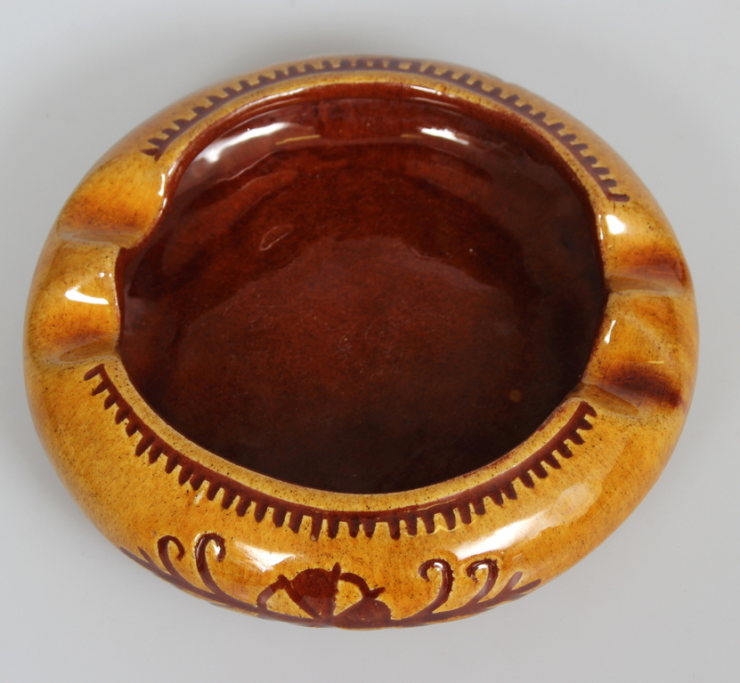 Keramikas pelnutrauks ar ornamentu