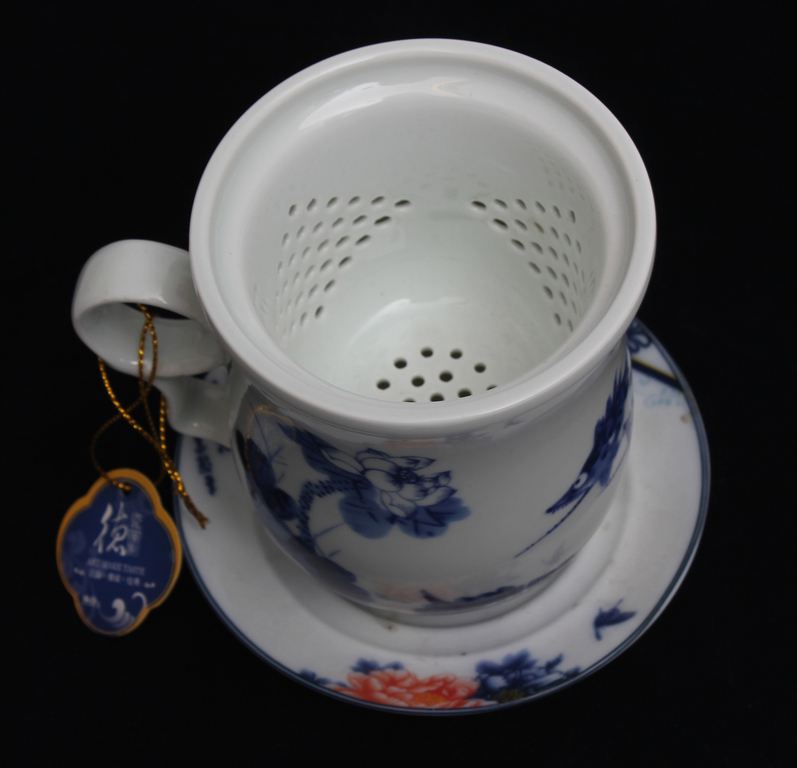 Ceramic mug with strainer and lid
