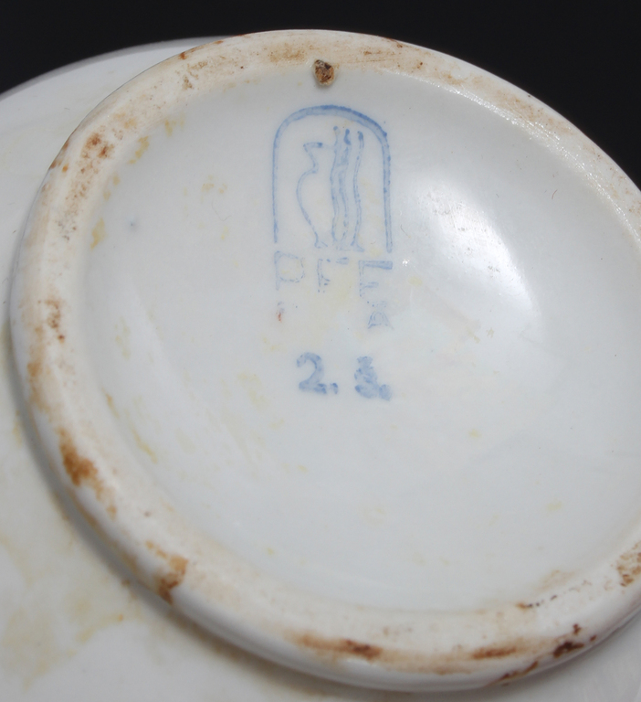 Porcelain cream container from the set 