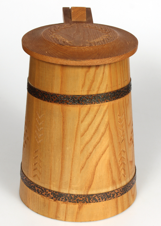 Большая деревянная пивная кружка с орнаментом