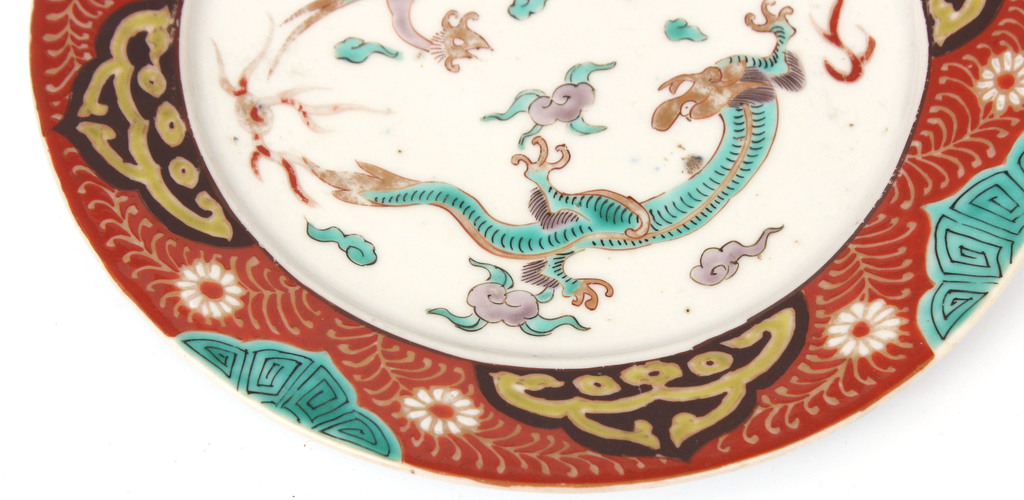 Porcelāna šķīvis ar drakoniem 