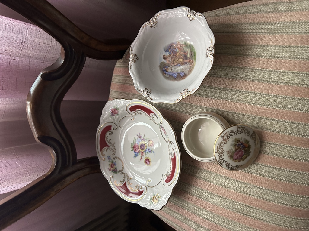 Bavarijas porcelāna  Efcenbach apgleznots trauks uz kàjām, siklietu kastîte un apgleznots ziedu saldumu trauks