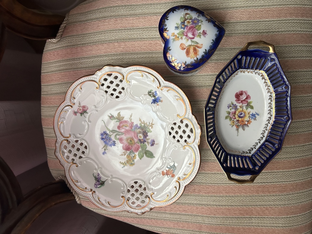 Фарфоровая тарелка Bavaria Tirschenreuth с росписью, фарфоровая тарелка PM с росписью и блюдцем с крышкой