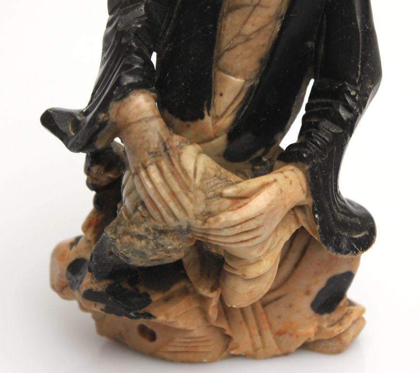 Каменная фигура ''Будда'' и ''Человек в черной куртке''