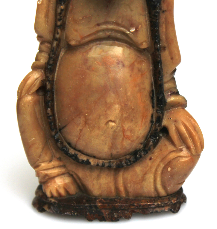 Akmens figūra ''Buda'' un ''Vīrs melnā jakā''