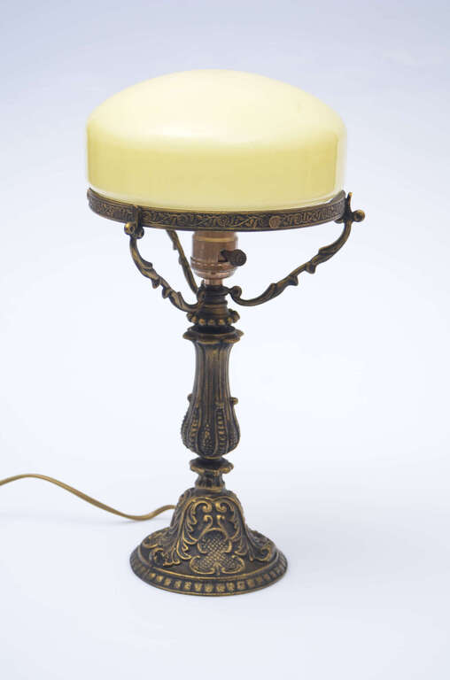 Ampīra bronzas lampa ar stikla kupolu